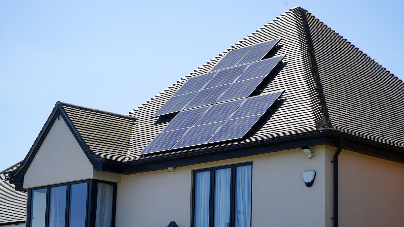 techo casa con paneles solares
