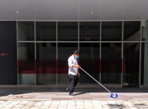hombre limpiando piso