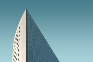 fotografía de ángulo bajo de un edificio de gran altura
